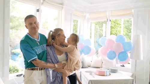 Macklemore, Wife, Tricia Davis, Daughter, Sloane, GIF Macklemore, Wife, Tricia Davis, Daughter, Sloane, GIF